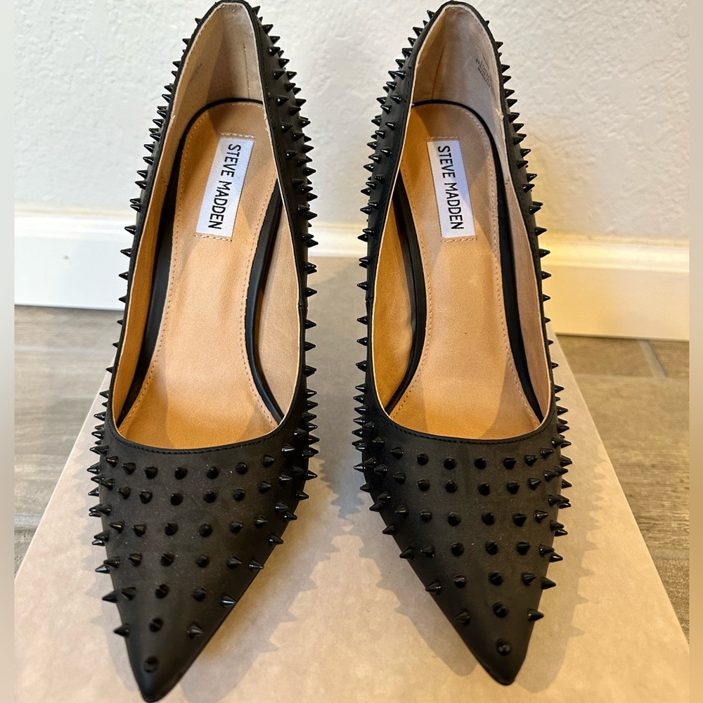 ***NWOT*** STEVE MADDEN VALA SPIKED POINTED-TOE PUMPS - Size 9